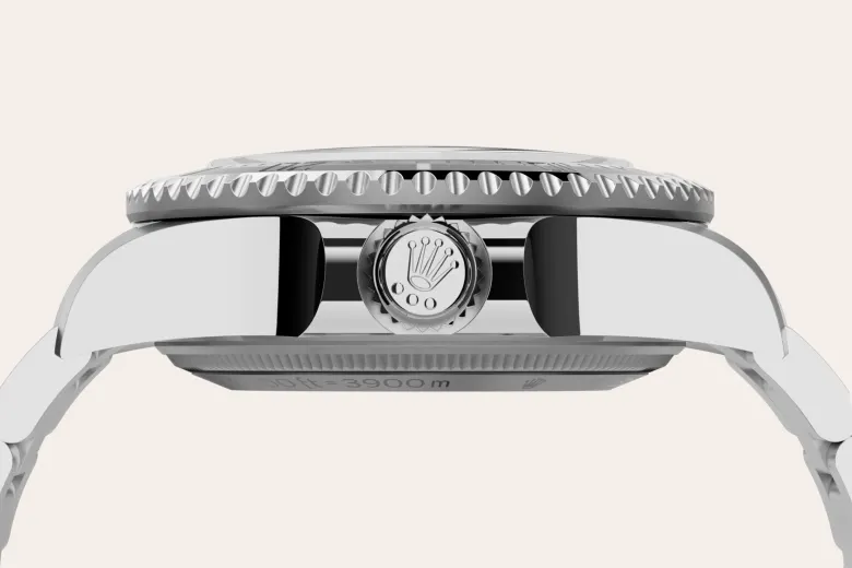 rolex M136660-0005   - La lunetta in ceramica e l’indicazione luminescente