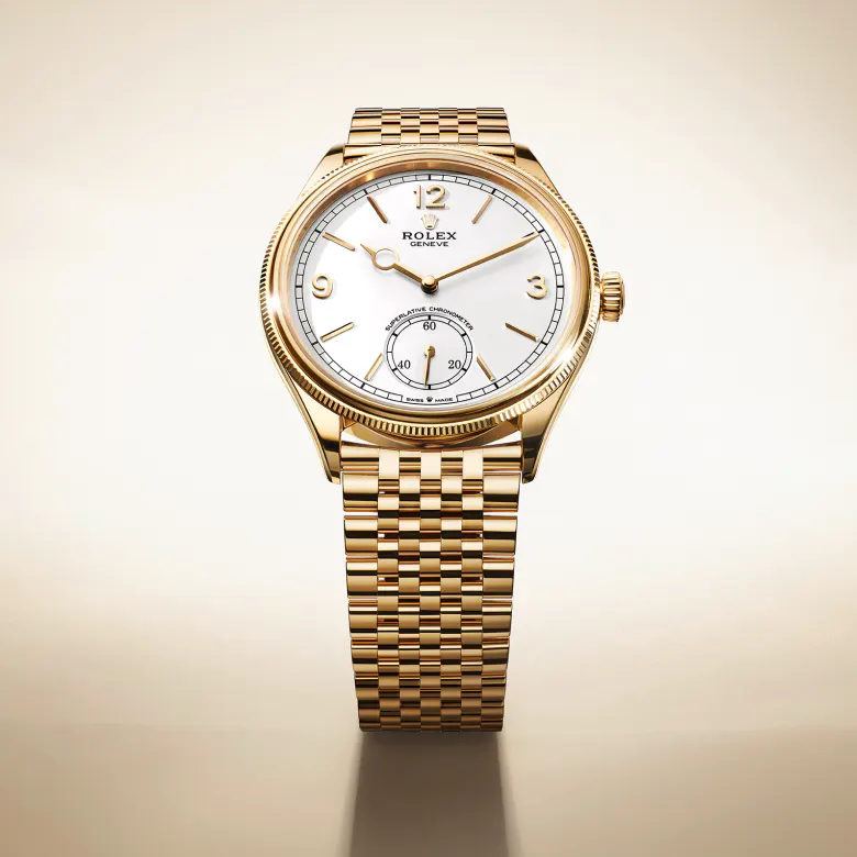 rolex 1908    - Il quadrante blu ghiaccio presenta un motivo a grana di riso. Il disegno che ne risulta è ottenuto mediante guillochage e ricorda un rosone, con i motivi geometrici tridimensionali che si ripetono fino a ricoprire l’intera superficie del quadrante, partendo dal contatore dei piccoli secondi a ore 6. Sul bordo del quadrante, la minuteria è impreziosita da entrambi i lati da un sottile filetto con superficie in rilievo e motivo a cremagliera, anch’esso guilloché. Presentando un quadrante decorato con la tecnica del guillochage, dove il motivo è tagliato su una superficie con un bulino, Rolex prosegue l’obbiettivo dichiarato della collezione Perpetual: rendere omaggio all’arte dell’orologeria classica arricchendola con i suoi know‑how e la sua creatività. Questo quadrante esclusivo esibisce gli stessi numeri arabi 3, 9 e 12, gli stessi indici sfaccettati e le stesse lancette che caratterizzano le versioni in oro 18 ct. 

Il raffinato colore del quadrante è disponibile unicamente per il Day‑Date, il Cosmograph Daytona e il Perpetual 1908.