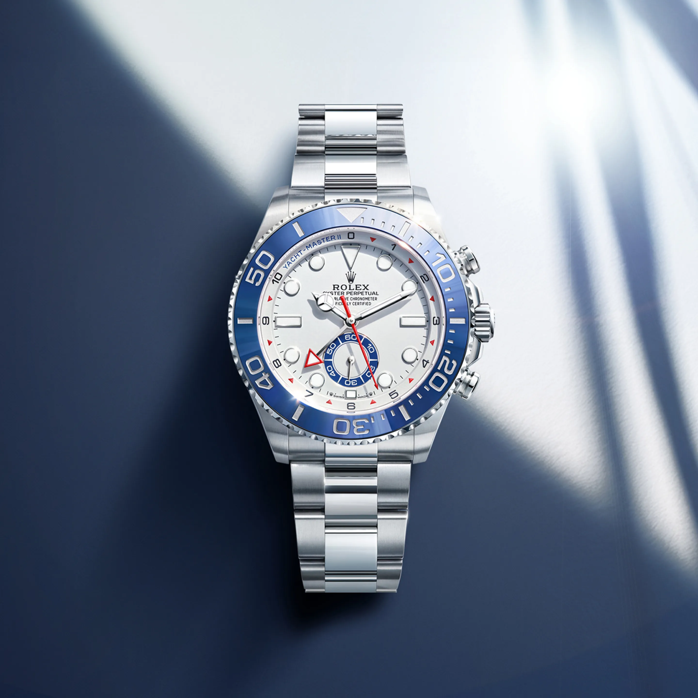 rolex Yacht-Master II    - Lo Yacht‑Master II presenta una lunetta girevole bidirezionale dotata di disco Cerachrom graduato 60 minuti in ceramica blu. La lavorazione della ceramica ad alta tecnologia usata da Rolex, particolarmente dura e praticamente antiscalfitture, necessita l’ausilio di appositi strumenti. I suoi colori rimangono inalterati nonostante l’effetto dei raggi ultravioletti e, per via della natura della sua composizione chimica, è inerte e a prova di corrosione. Su questo disco Cerachrom blu, le graduazioni e i numeri scavati sono colorati mediante deposito di platino o di oro giallo secondo un procedimento PVD (Physical Vapour Deposition). La prima mezz’ora della graduazione è riportata minuto per minuto. La lunetta in posizione neutra offre una lettura più chiara degli ultimi 30 secondi del conto alla rovescia, indicati dalla lancetta dei secondi cronografici al centro. La lunetta graduata, il cui bordo zigrinato offre una presa eccellente, permette inoltre a chi indossa l’orologio di leggere una durata, ad esempio il tempo di percorrenza tra due boe.